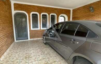 Imagem: A casa possui 3 Dormitórios, 3 Banheiros, 4 Vagas na garagem