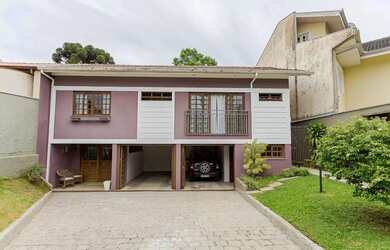 Imagem: A casa possui 4 Dormitórios, 2 Banheiros, 5 Vagas na garagem