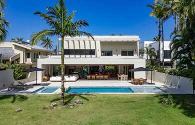 Imagem: A casa em condomínio possui 5 Dormitórios, 5 Banheiros, 4