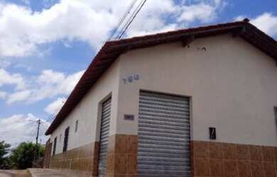 Imagem: A casa possui 3 Dormitórios, 3 Banheiros, 1 Vaga na garagem