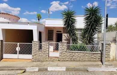 Imagem: A casa possui 3 Dormitórios, 2 Banheiros, 1 Vaga na garagem