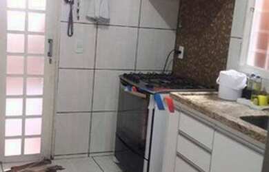 Imagem: A casa possui 3 Dormitórios, 1 Banheiro, 2 Vagas na garagem