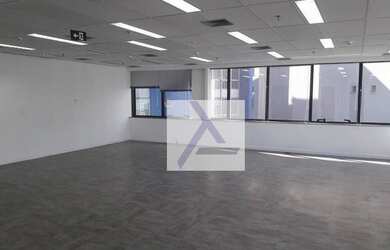 Imagem: O depósito possui 5 Vagas na garagem e 476m² de Área e está