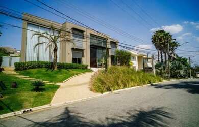 Imagem: A casa em condomínio possui 5 Dormitórios, 5 Banheiros, 5