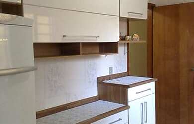 Imagem: A casa possui 3 Dormitórios, 2 Banheiros, 1 Vaga na garagem