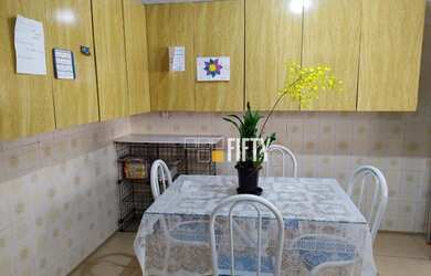 Imagem: A casa possui 3 Dormitórios, 2 Banheiros, 2 Vagas na garagem