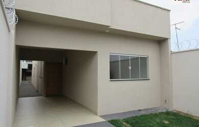 Imagem: A casa possui 3 Dormitórios, 2 Banheiros, 1 Vaga na garagem