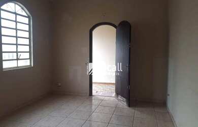 Imagem: A casa possui 3 Dormitórios, 3 Banheiros, 1 Vaga na garagem