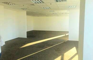 Imagem: O depósito possui 5 Vagas na garagem e 804m² de Área e está