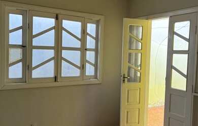 Imagem: A casa possui 3 Dormitórios, 2 Banheiros, 1 Vaga na garagem