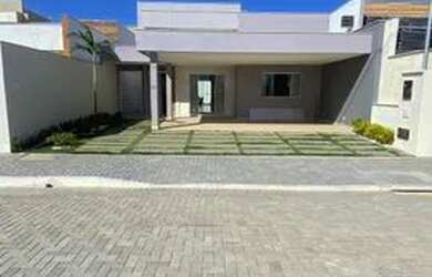 Imagem: A casa possui 3 Dormitórios, 3 Banheiros, 2 Vagas na garagem