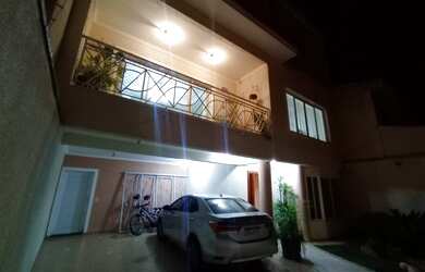 Imagem: A casa possui 3 Dormitórios, 3 Banheiros, 4 Vagas na garagem