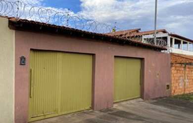 Imagem: A casa possui 2 Dormitórios, 1 Banheiro, 2 Vagas na garagem