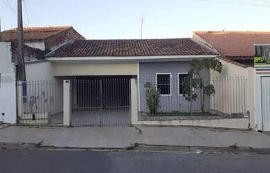 Imagem: A casa possui 2 Dormitórios, 1 Banheiro, 3 Vagas na garagem