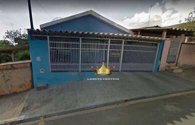 Imagem: A casa possui 3 Dormitórios, 2 Banheiros, 3 Vagas na garagem