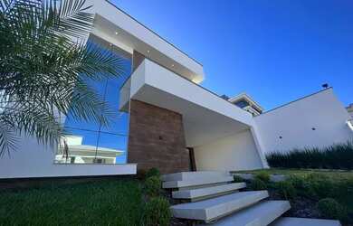 Imagem: A casa possui 3 Dormitórios, 4 Banheiros, 2 Vagas na garagem