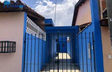 Imagem: A casa possui 3 Dormitórios, 1 Banheiro, 3 Vagas na garagem