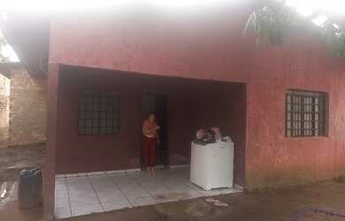 Imagem: A casa possui 2 Dormitórios e 1 Banheiro e está localizado