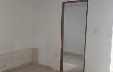 Imagem: A casa possui 2 Dormitórios, 1 Banheiro e está localizado