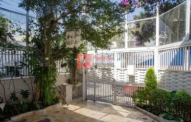 Imagem 1: Sobrado à venda, com 195m², recém reformado, com 03 dormitórios e 02 vagas de garagem, na