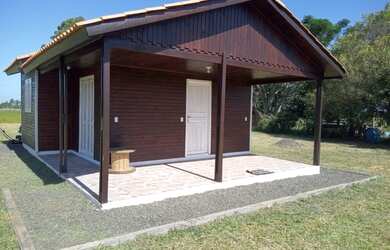 Imagem: CASA LINDA COM LAGOA EM LOCAL CALMO