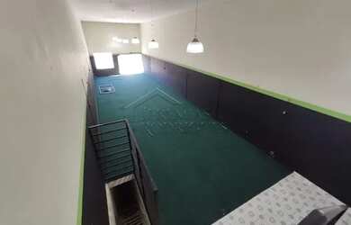 Imagem: O depósito possui 2 Vagas na garagem, 400m² de Área e está