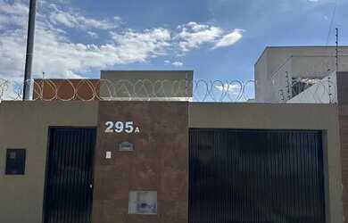 Imagem: A casa possui 3 Dormitórios, 2 Banheiros, 2 Vagas na garagem