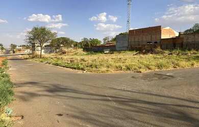 Imagem: O terreno possui 1.379m² de Área e está localizado em Sítios