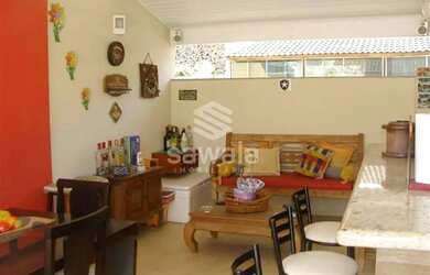 Imagem: A casa possui 4 Dormitórios, 4 Banheiros, 2 Vagas na garagem