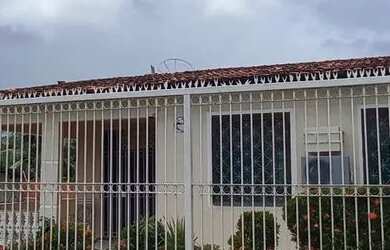 Imagem: A casa possui 3 Dormitórios, 3 Banheiros, 2 Vagas na garagem