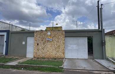 Imagem: A casa possui 3 Dormitórios, 2 Banheiros, 2 Vagas na garagem