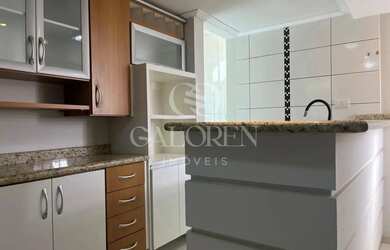 Imagem: O apartamento possui 1 Dormitório, 1 Banheiro, 1 Vaga na garagem