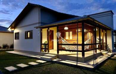 Imagem: A casa possui 4 Dormitórios, 1 Banheiro, 2 Vagas na garagem