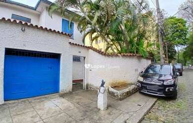 Imagem: A casa possui 3 Dormitórios, 2 Banheiros, 1 Vaga na garagem