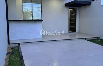 Imagem: A casa possui 3 Dormitórios, 1 Banheiro, 2 Vagas na garagem