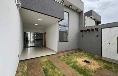 Imagem: A casa possui 3 Dormitórios, 2 Banheiros, 2 Vagas na garagem