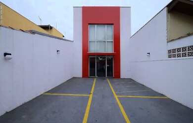 Imagem: O depósito possui 4 Vagas na garagem, 250m² de Área e está