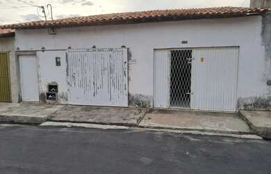 Imagem: A casa possui 2 Dormitórios, 1 Banheiro, 2 Vagas na garagem