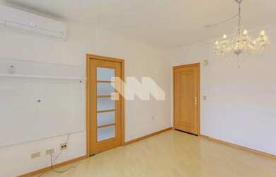 Imagem: Apartamento com sacada e churrasqueira próximo à Praça da