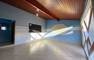 Imagem: A casa possui 3 Dormitórios, 2 Banheiros, 2 Vagas na garagem