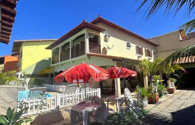 Imagem: A casa possui 5 Dormitórios, Acomodam 12 pessoas, 3 Vagas na