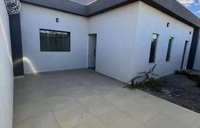 Imagem: A casa possui 2 Dormitórios, 1 Banheiro, 1 Vaga na garagem