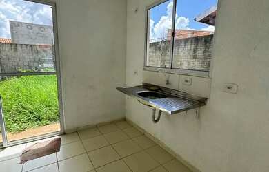 Imagem: A casa em condomínio possui 2 Dormitórios, 1 Banheiro, 2 Vagas