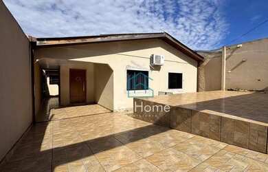 Imagem: A casa possui 2 Dormitórios, 2 Banheiros, 2 Vagas na garagem