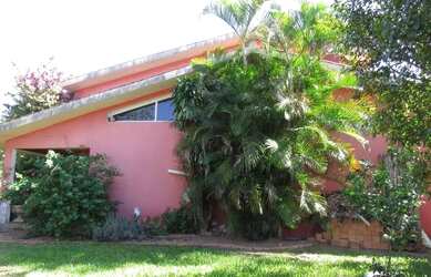 Imagem: A casa possui 3 Dormitórios, 3 Banheiros, 4 Vagas na garagem