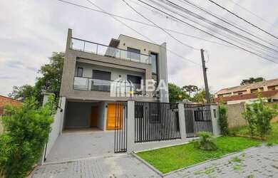 Imagem: A casa possui 3 Dormitórios, 3 Banheiros, 3 Vagas na garagem