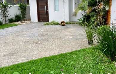 Imagem: A casa possui 3 Dormitórios, 2 Banheiros, 2 Vagas na garagem