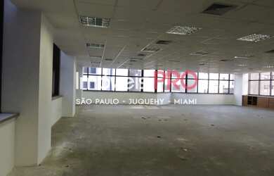 Imagem: O depósito possui 4 Vagas na garagem, 308m² de Área e está