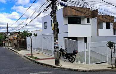 Imagem: A casa possui 3 Dormitórios, 3 Banheiros, 2 Vagas na garagem