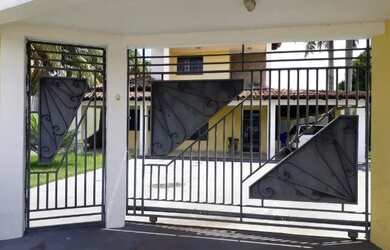 Imagem: A casa possui 3 Dormitórios, 2 Banheiros, 4 Vagas na garagem